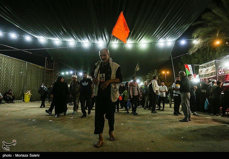 پیاده روی شبانه زائرین اربعین حسینی در مسیر نجف به کربلا