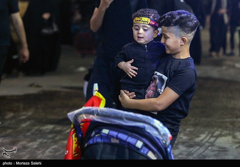 پیاده روی شبانه زائرین اربعین حسینی در مسیر نجف به کربلا