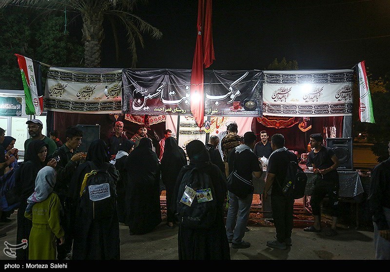 پیاده روی شبانه زائرین اربعین حسینی در مسیر نجف به کربلا