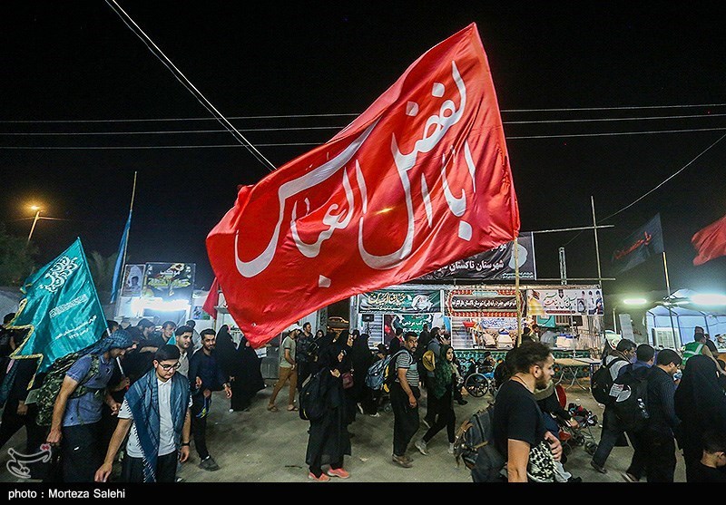 پیاده روی شبانه زائرین اربعین حسینی در مسیر نجف به کربلا