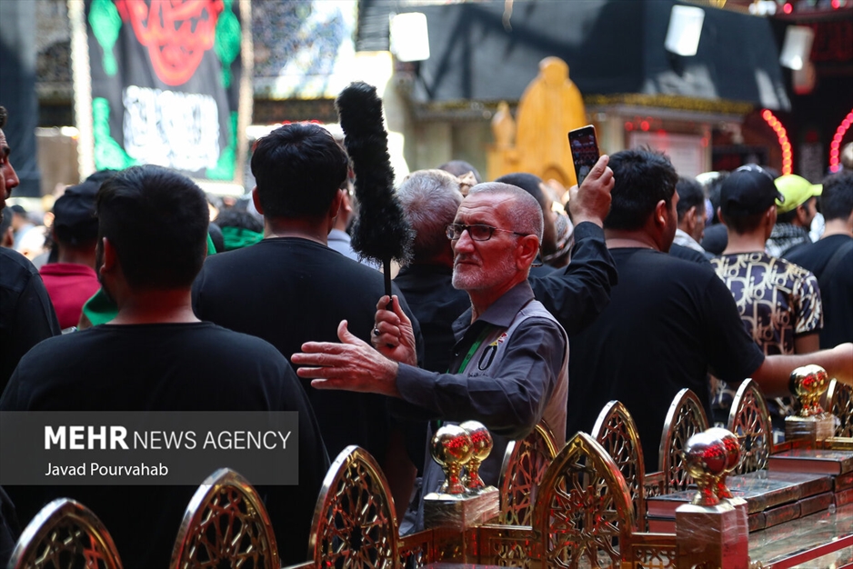 عزاداری زائران اربعین در حرم اباعبدالله