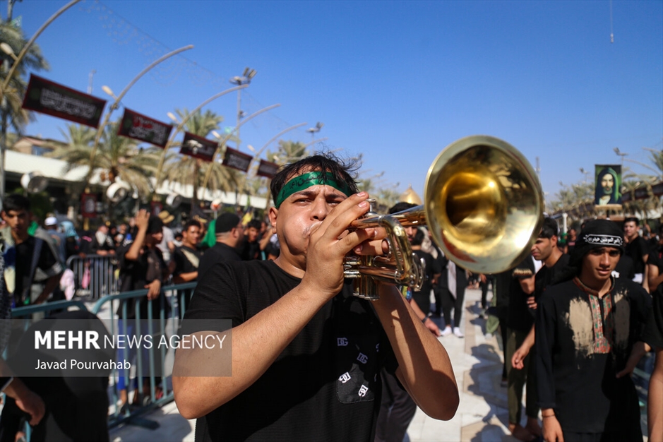 عزاداری زائران اربعین در حرم اباعبدالله