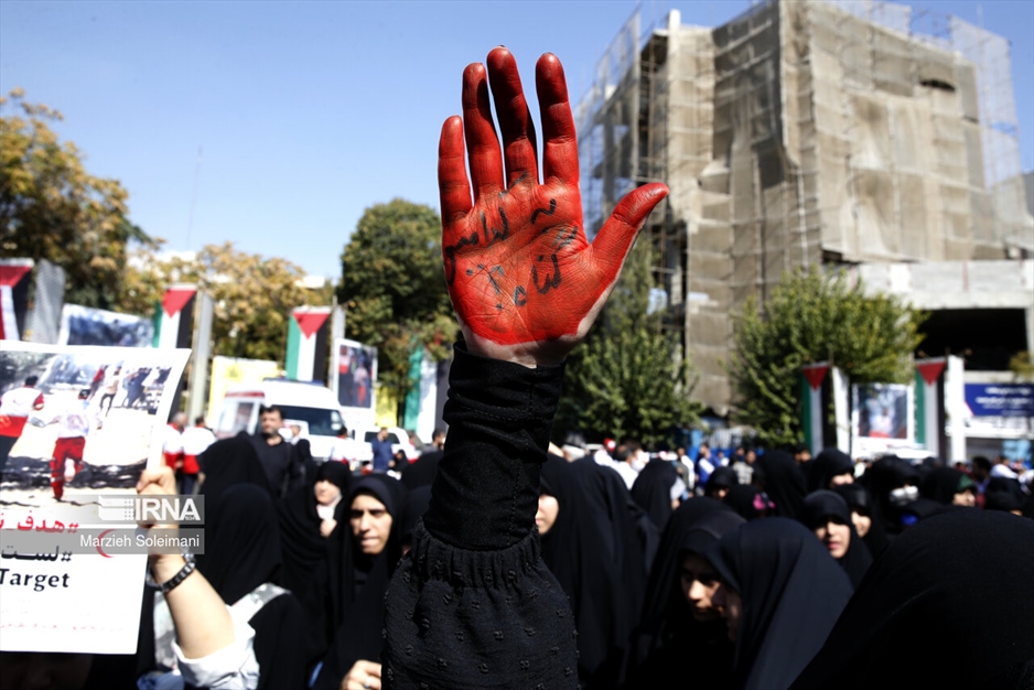 تجمع امدادگران و کادر درمان در میدان فلسطین