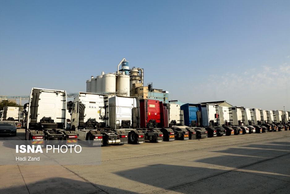 انبار کامیون‌های کشنده در گمرک تهران