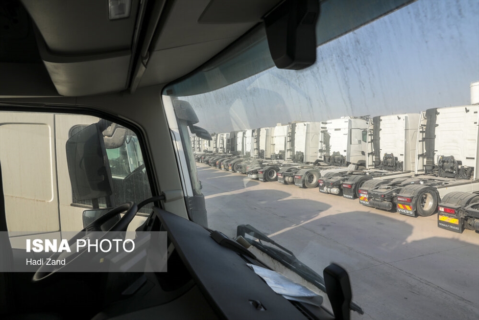 انبار کامیون‌های کشنده در گمرک تهران