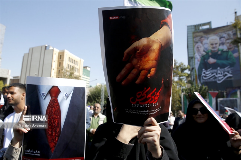 تجمع امدادگران و کادر درمان در میدان فلسطین