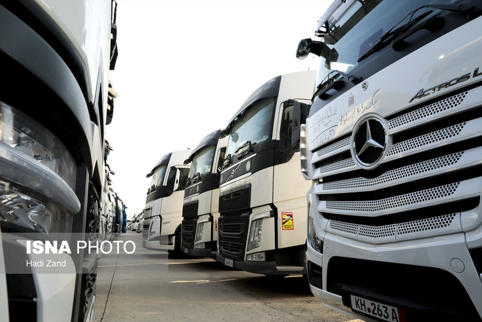 انبار کامیون‌های کشنده در گمرک تهران