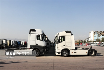 انبار کامیون‌های کشنده در گمرک تهران