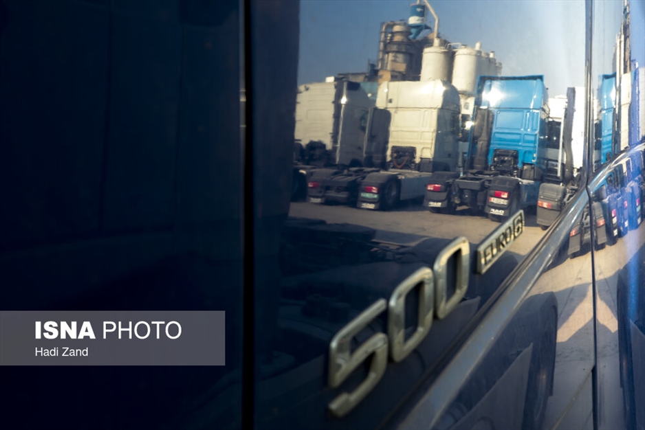 انبار کامیون‌های کشنده در گمرک تهران