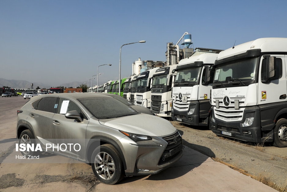 انبار کامیون‌های کشنده در گمرک تهران
