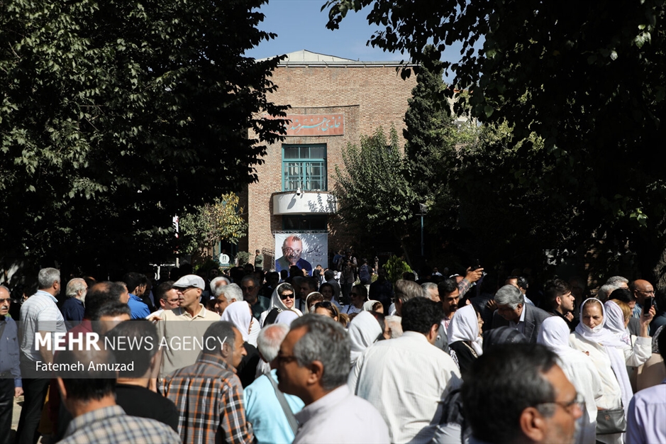 مراسم تشییع پیکر فردوس کاویانی