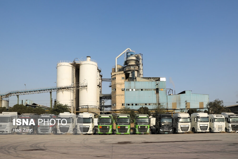 انبار کامیون‌های کشنده در گمرک تهران