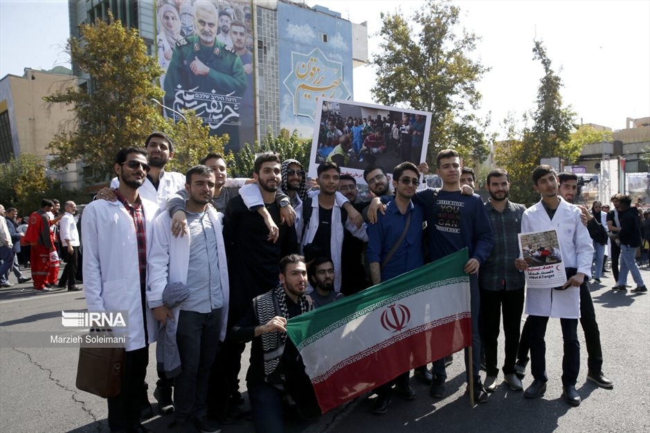 تجمع امدادگران و کادر درمان در میدان فلسطین