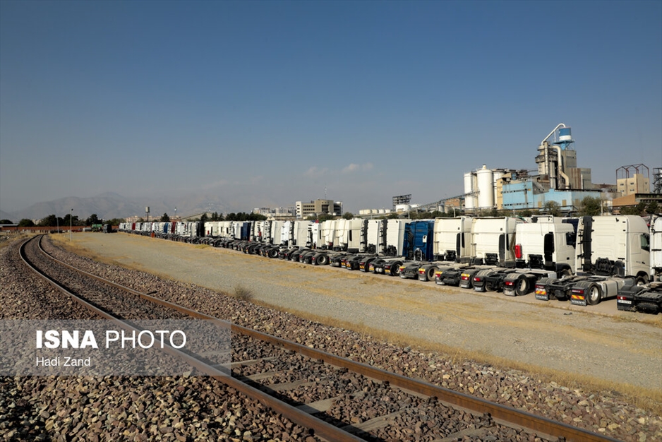 انبار کامیون‌های کشنده در گمرک تهران