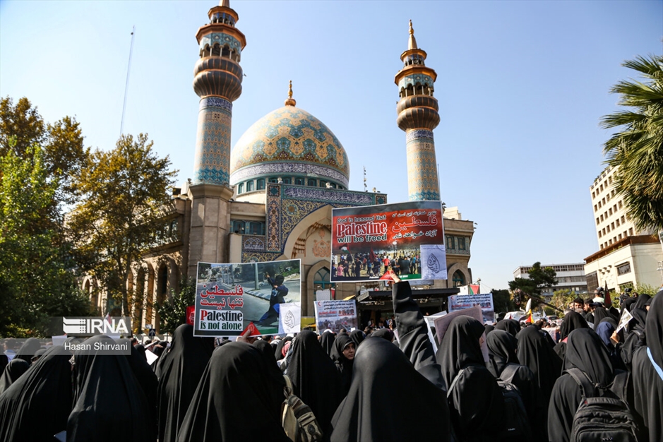 تجمع امدادگران و کادر درمان در میدان فلسطین