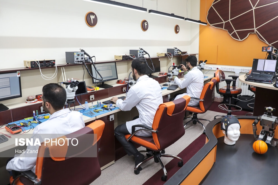 بازدید معاون اول رییس جمهور از پروژه‌های فناوری دانشگاه امام حسین علیه‌السلام