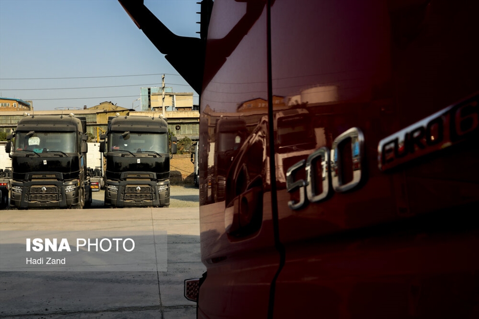 انبار کامیون‌های کشنده در گمرک تهران