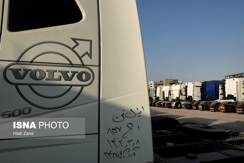 انبار کامیون‌های کشنده در گمرک تهران