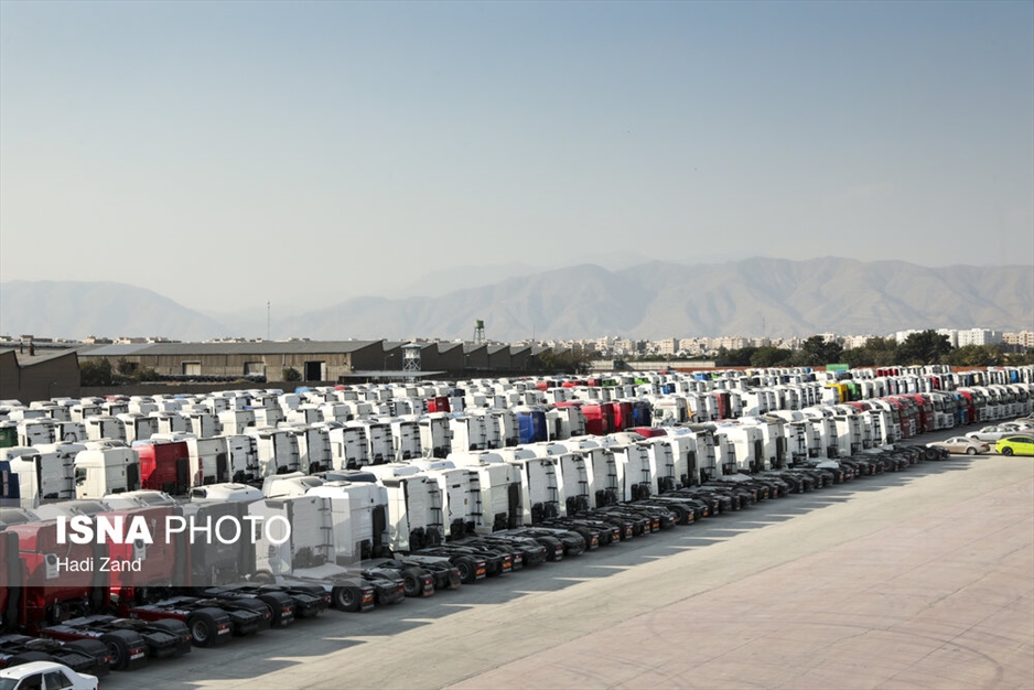 انبار کامیون‌های کشنده در گمرک تهران