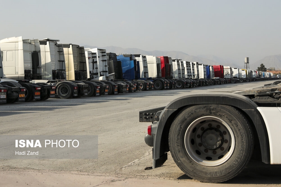 انبار کامیون‌های کشنده در گمرک تهران