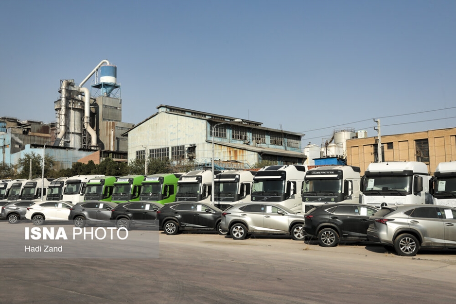 انبار کامیون‌های کشنده در گمرک تهران