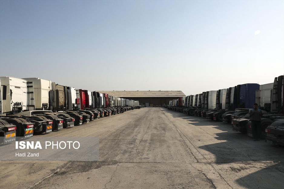 انبار کامیون‌های کشنده در گمرک تهران