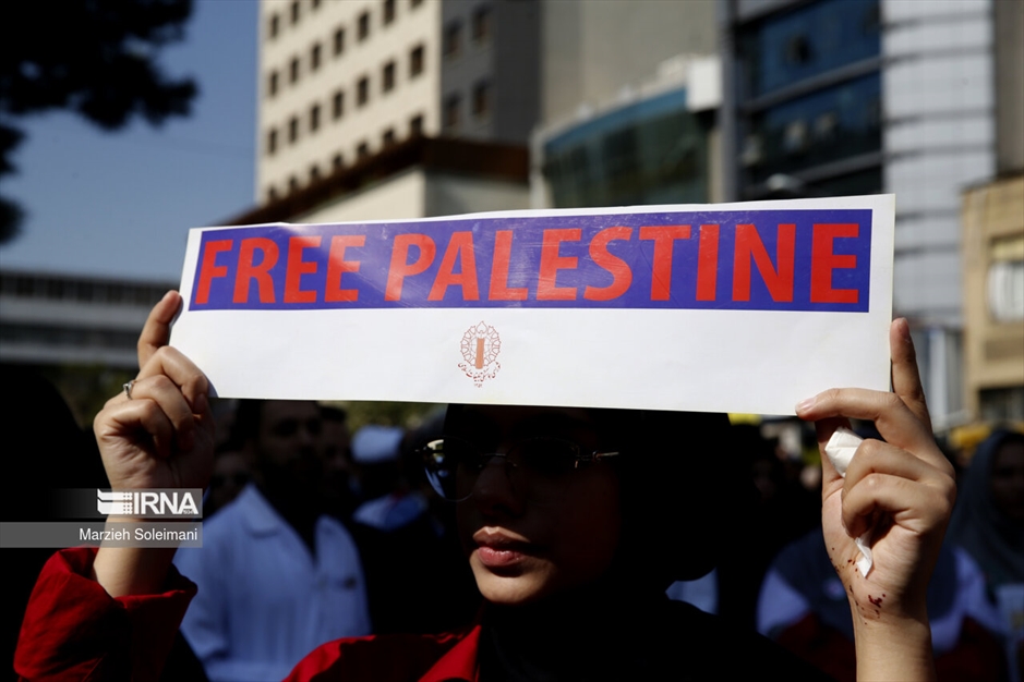 تجمع امدادگران و کادر درمان در میدان فلسطین