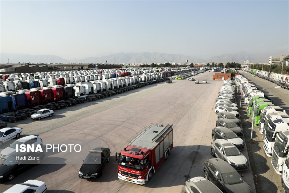 انبار کامیون‌های کشنده در گمرک تهران