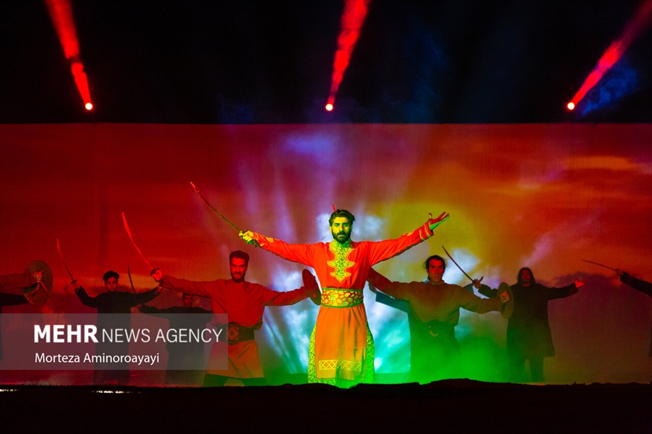 نمایش بزرگ میدانی «صدای پای عشق»