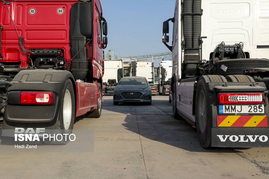 انبار کامیون‌های کشنده در گمرک تهران