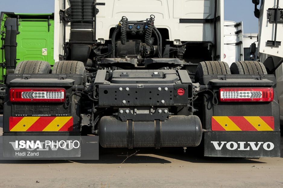 انبار کامیون‌های کشنده در گمرک تهران