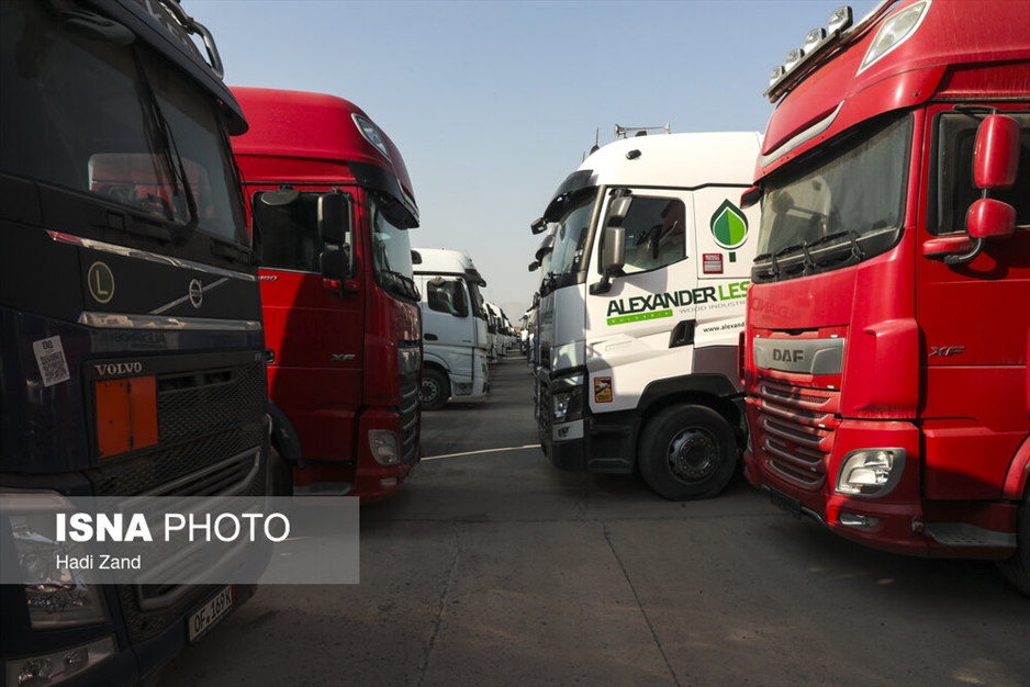 انبار کامیون‌های کشنده در گمرک تهران