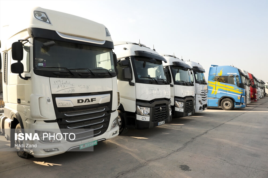 انبار کامیون‌های کشنده در گمرک تهران