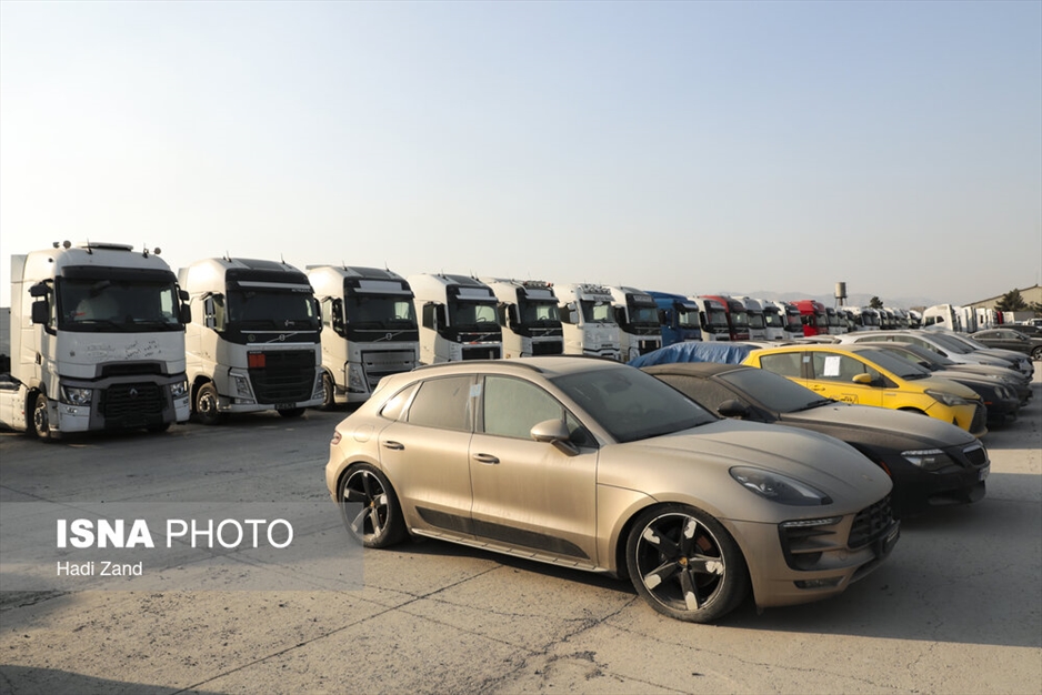 انبار کامیون‌های کشنده در گمرک تهران