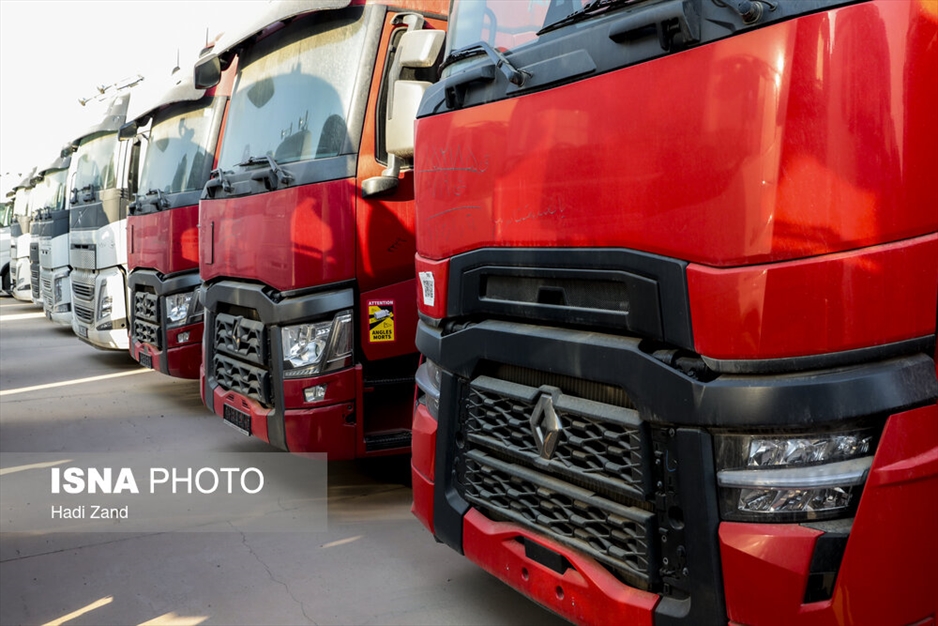 انبار کامیون‌های کشنده در گمرک تهران