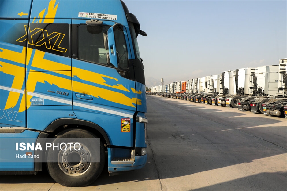 انبار کامیون‌های کشنده در گمرک تهران