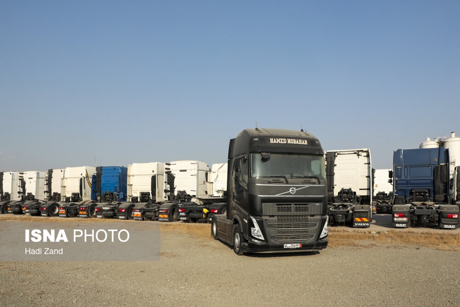 انبار کامیون‌های کشنده در گمرک تهران