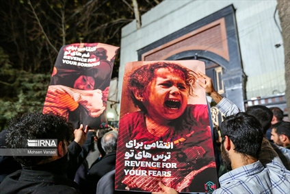 تجمع شبانه مقابل سفارت یمن