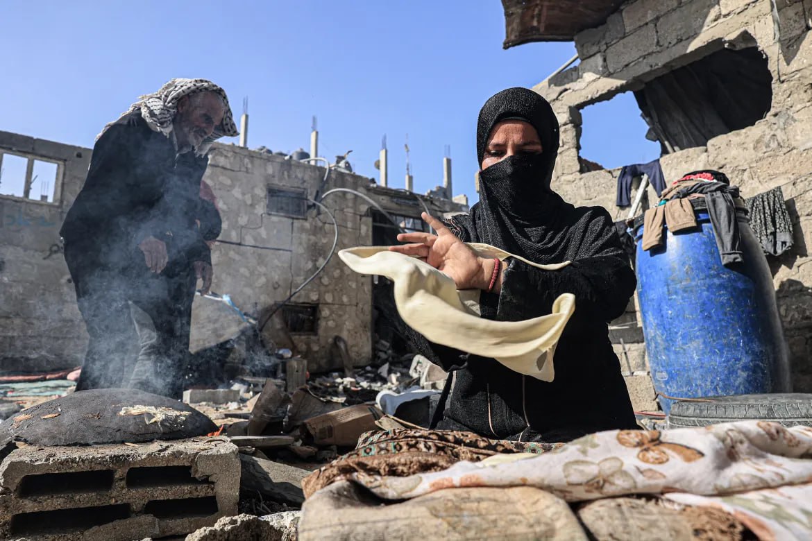 نان پختن مادر فلسطینی برای کودکانش