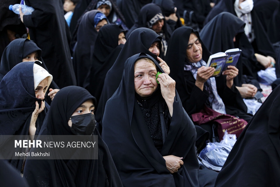 برافراشتن پرچم عزا بر فراز گنبد کریمه اهل بیت سلام‌الله‌علیها 