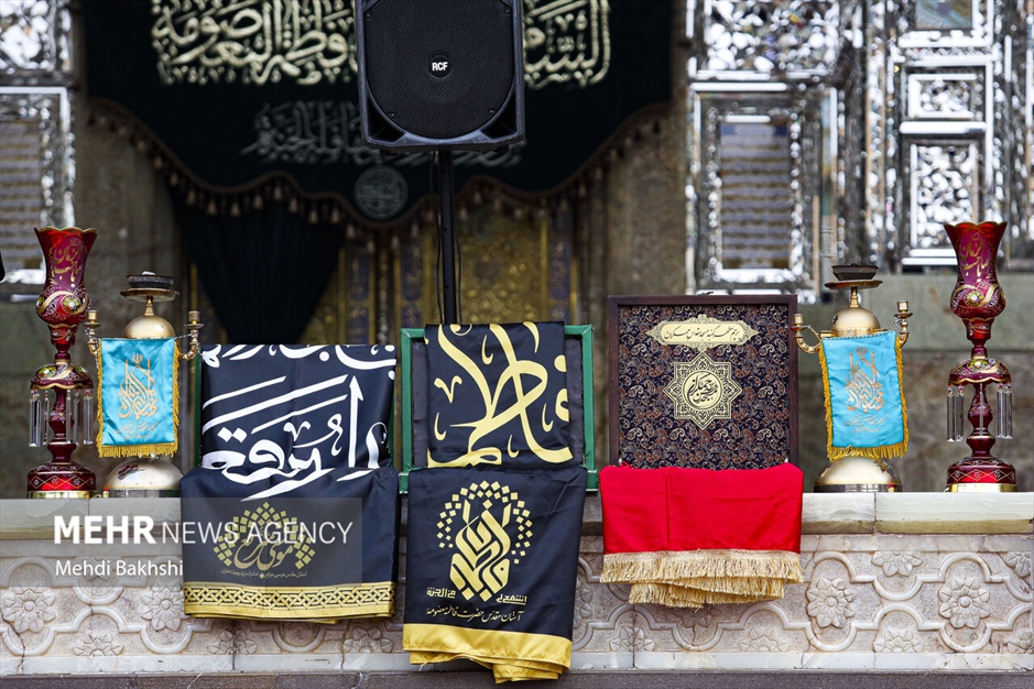 برافراشتن پرچم عزا بر فراز گنبد کریمه اهل بیت سلام‌الله‌علیها 