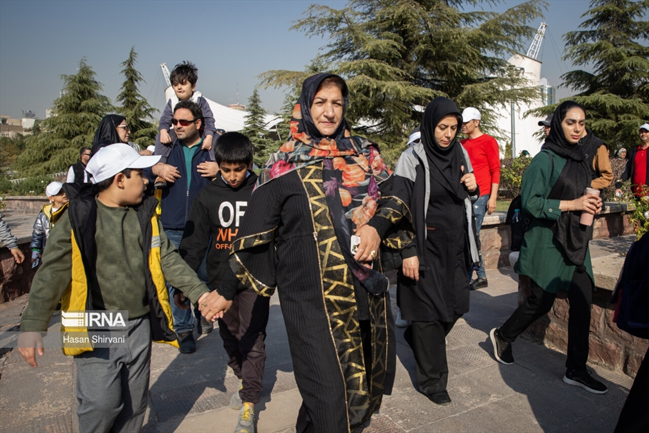  پیاده روی خانوادگی