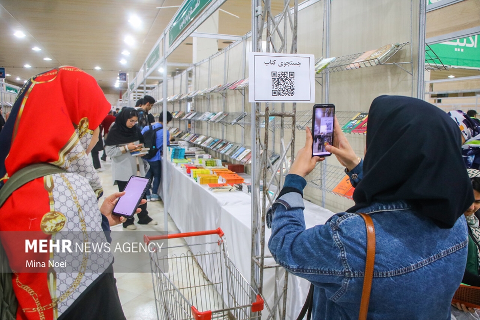 گشتی در نمایشگاه کتاب تبریز