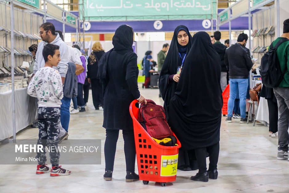 گشتی در نمایشگاه کتاب تبریز