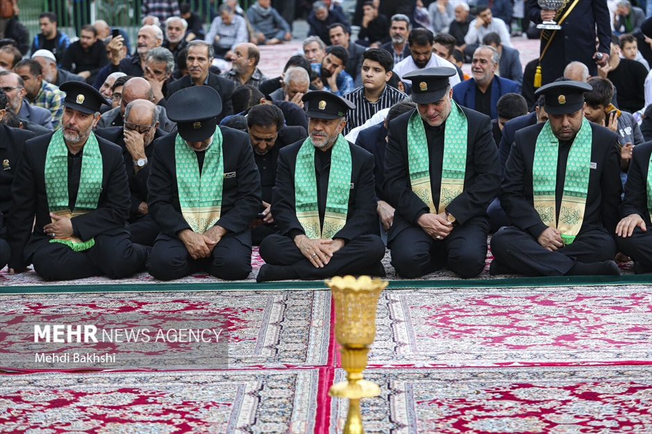 برافراشتن پرچم عزا بر فراز گنبد کریمه اهل بیت سلام‌الله‌علیها 