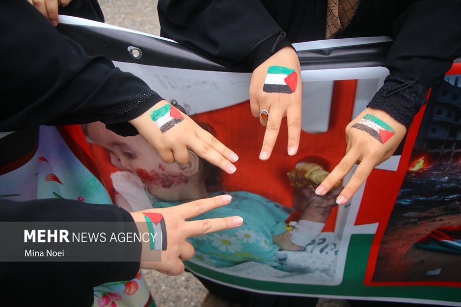 زنجیره انسانی کودکان تبریزی در حمایت از کودکان غزه