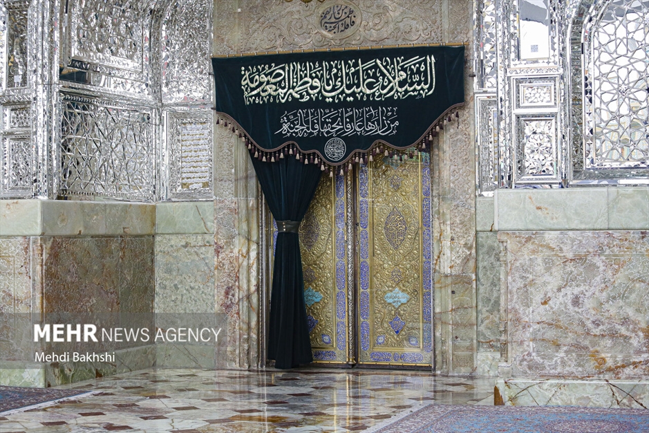 برافراشتن پرچم عزا بر فراز گنبد کریمه اهل بیت سلام‌الله‌علیها 