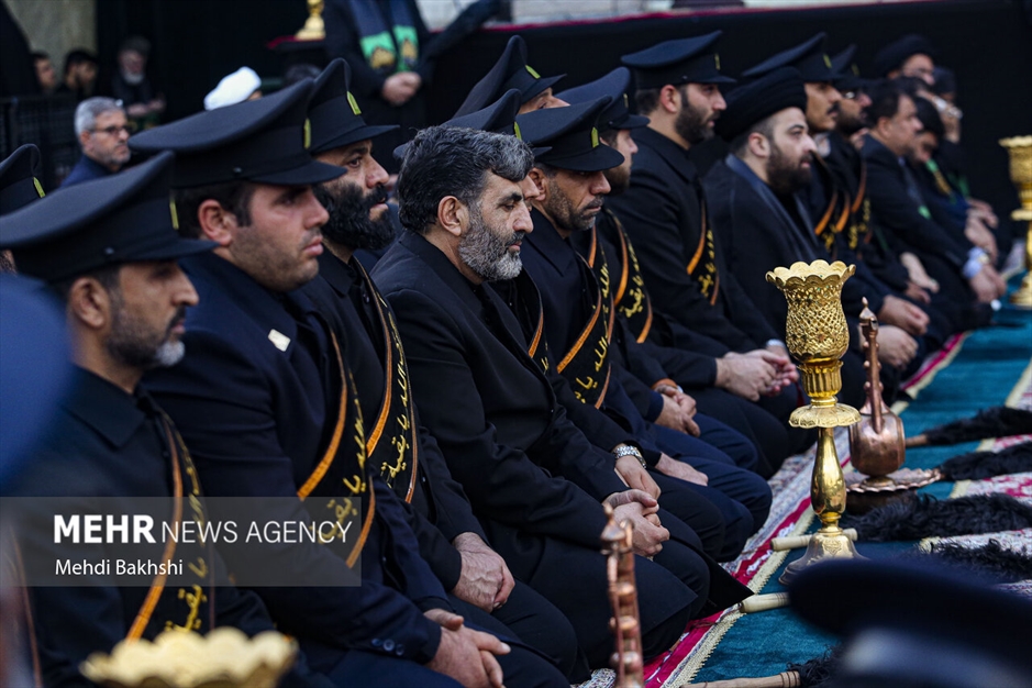 برافراشتن پرچم عزا بر فراز گنبد کریمه اهل بیت سلام‌الله‌علیها 