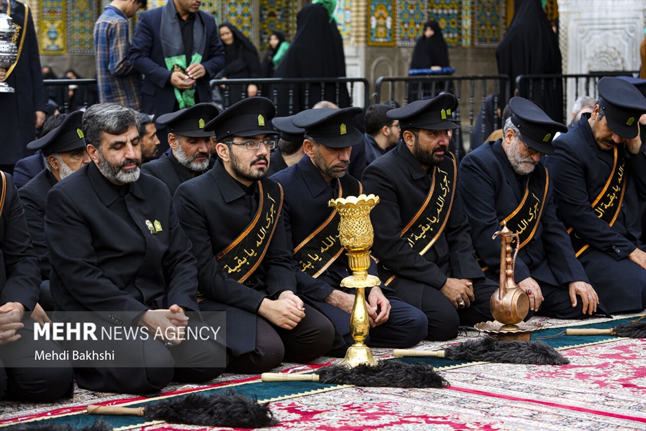 برافراشتن پرچم عزا بر فراز گنبد کریمه اهل بیت سلام‌الله‌علیها 