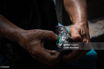 استخراج سنگ زمرد از معدن کلمبیا 